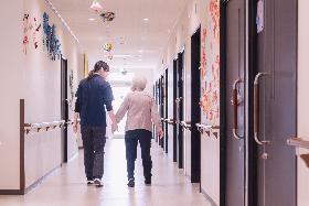 駅近【熱海市咲見町!!高時給お約束♪】オシャレな高級有料老人ホームでの介護業務♪ イメージ1